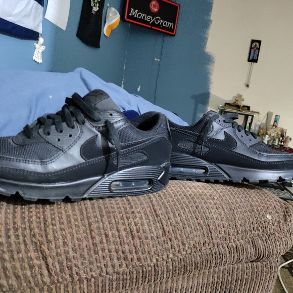 All black air force ones - Picture 2 of 3